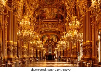 金碧辉煌的宫殿内部装饰